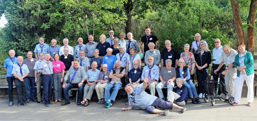 Ein Blick durchs Fenster zum Treffen der 50+-Gruppe 2022 am Knüll